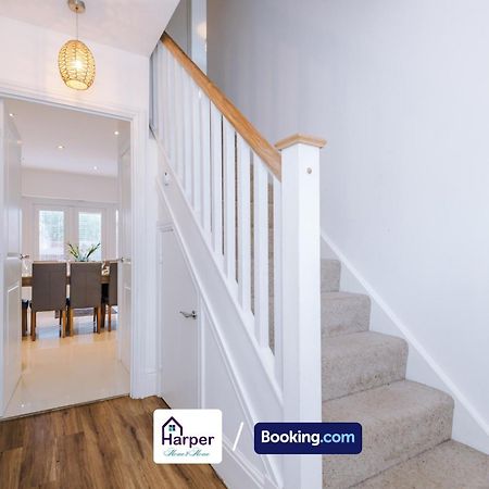 4 Bedroom By Harperletting Short Lets & Serviced Accommodation Chester With Detached Games Room Drive Long Or Short Stays Christleton Zewnętrze zdjęcie