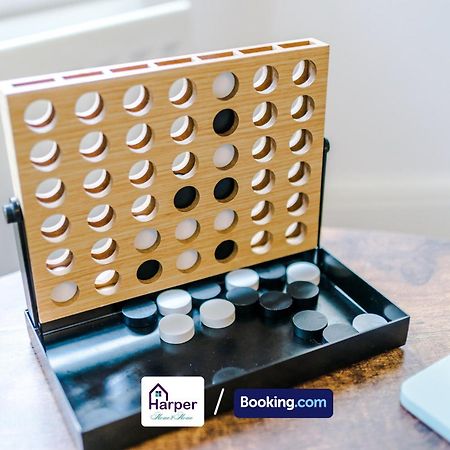 4 Bedroom By Harperletting Short Lets & Serviced Accommodation Chester With Detached Games Room Drive Long Or Short Stays Christleton Zewnętrze zdjęcie