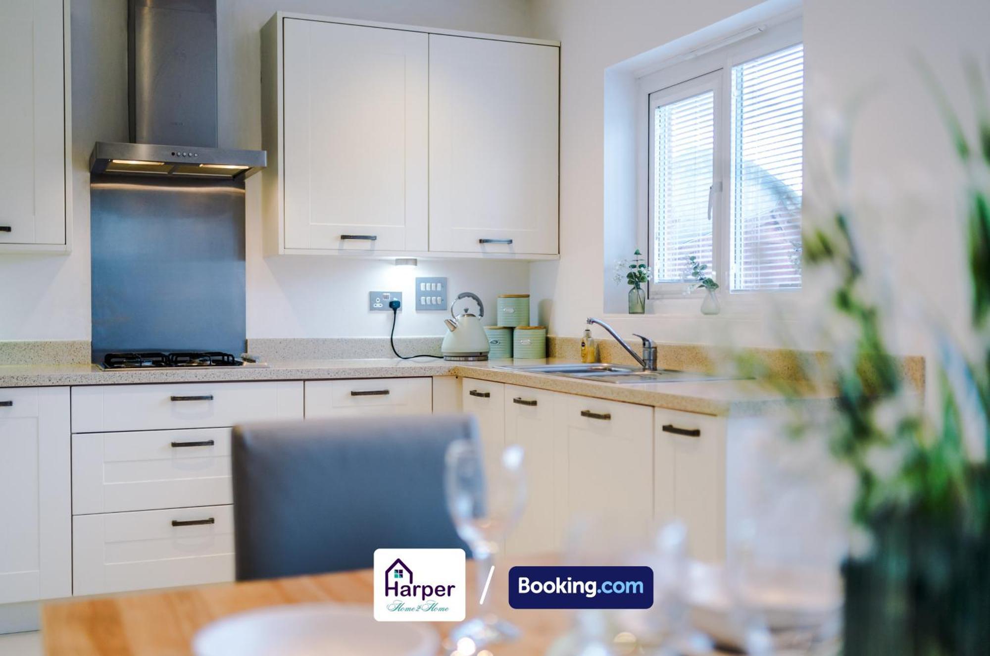 4 Bedroom By Harperletting Short Lets & Serviced Accommodation Chester With Detached Games Room Drive Long Or Short Stays Christleton Zewnętrze zdjęcie