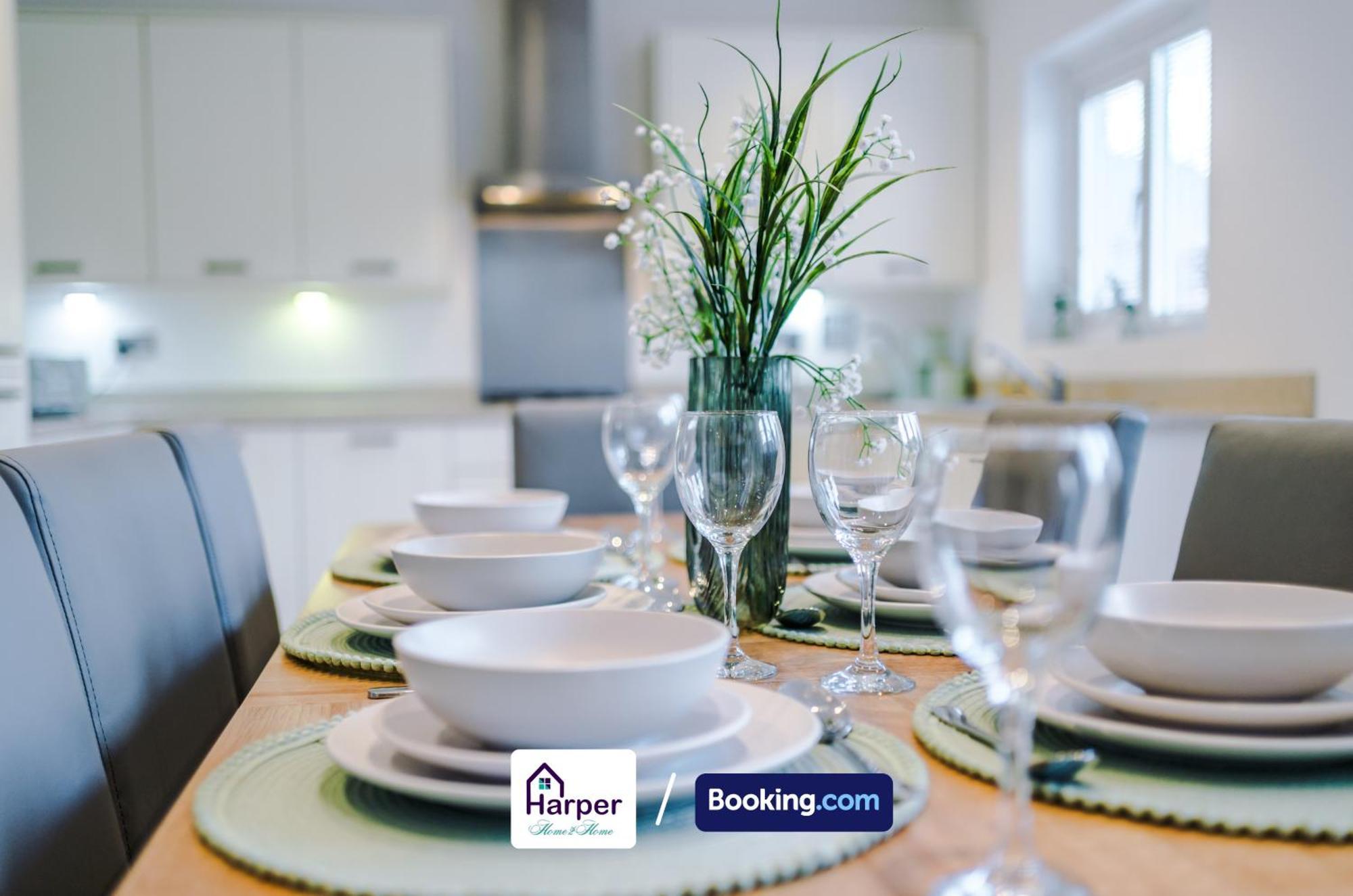 4 Bedroom By Harperletting Short Lets & Serviced Accommodation Chester With Detached Games Room Drive Long Or Short Stays Christleton Zewnętrze zdjęcie