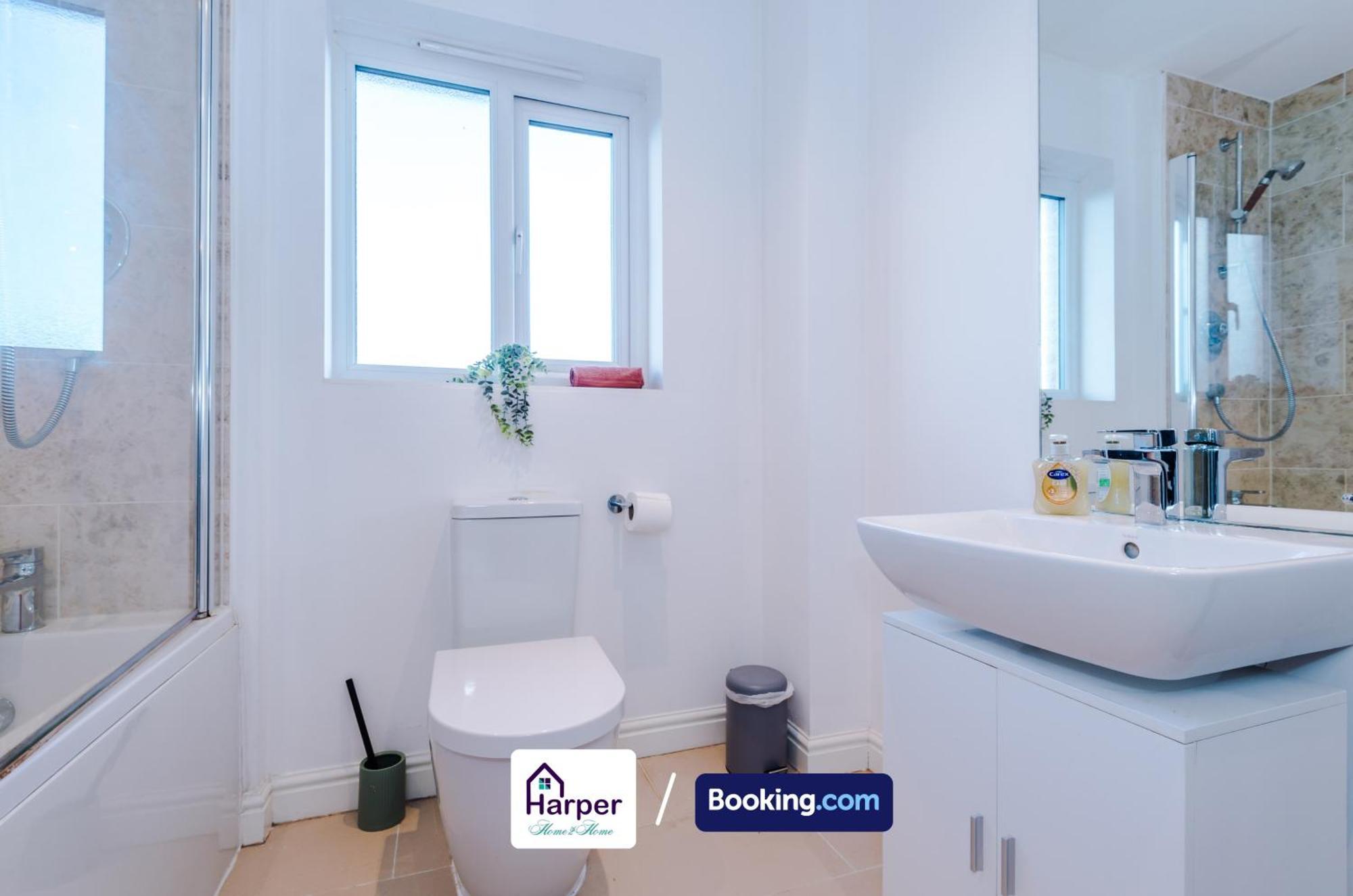 4 Bedroom By Harperletting Short Lets & Serviced Accommodation Chester With Detached Games Room Drive Long Or Short Stays Christleton Zewnętrze zdjęcie